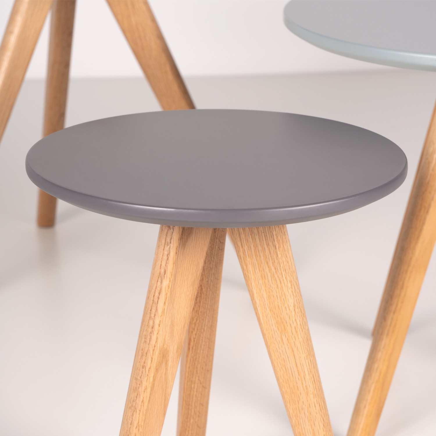 Set de tres mesas de centro MALDIVAS - DM lacado Blanco, Azul y Gris - madera de hevea Natural